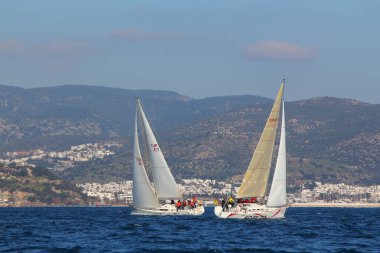 Bodrum, Hindi. 10 Şubat 2019: Yelkenliler Ege Denizi 'nin mavi sularında, ünlü tatil beldesi Bodrum' un kıyılarında rüzgarlı havada yelken açıyorlar..