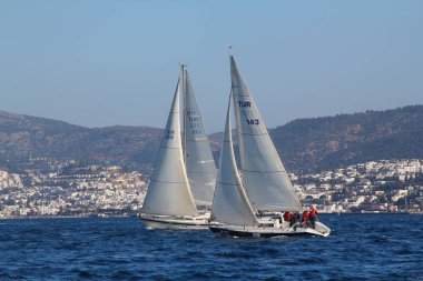 Bodrum, Hindi. 10 Şubat 2019: Yelkenliler Ege Denizi 'nin mavi sularında, ünlü tatil beldesi Bodrum' un kıyılarında rüzgarlı havada yelken açıyorlar..