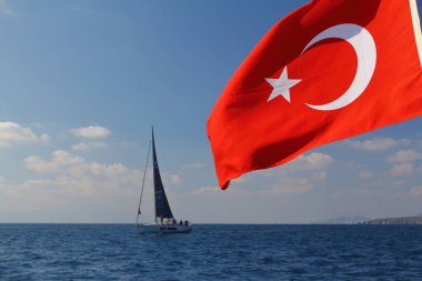 Bodrum, Hindi. 10 Şubat 2019: Yelkenliler Ege Denizi 'nin mavi sularında, ünlü tatil beldesi Bodrum' un kıyılarında rüzgarlı havada yelken açıyorlar..