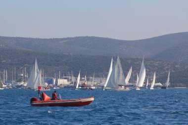 Bodrum, Hindi. 10 Şubat 2019: Yelkenliler Ege Denizi 'nin mavi sularında, ünlü tatil beldesi Bodrum' un kıyılarında rüzgarlı havada yelken açıyorlar..