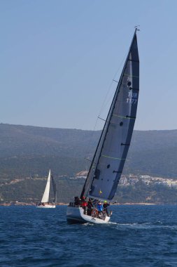 Bodrum, Hindi. 10 Şubat 2019: Yelkenliler Ege Denizi 'nin mavi sularında, ünlü tatil beldesi Bodrum' un kıyılarında rüzgarlı havada yelken açıyorlar..