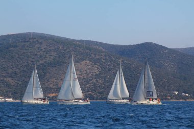 Bodrum, Hindi. 10 Şubat 2019: Yelkenliler Ege Denizi 'nin mavi sularında, ünlü tatil beldesi Bodrum' un kıyılarında rüzgarlı havada yelken açıyorlar..
