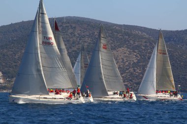 Bodrum, Hindi. 10 Şubat 2019: Yelkenliler Ege Denizi 'nin mavi sularında, ünlü tatil beldesi Bodrum' un kıyılarında rüzgarlı havada yelken açıyorlar..