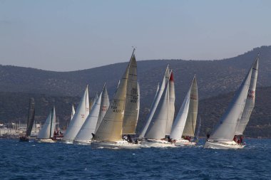 Bodrum, Hindi. 10 Şubat 2019: Yelkenliler Ege Denizi 'nin mavi sularında, ünlü tatil beldesi Bodrum' un kıyılarında rüzgarlı havada yelken açıyorlar..