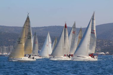 Bodrum, Hindi. 10 Şubat 2019: Yelkenliler Ege Denizi 'nin mavi sularında, ünlü tatil beldesi Bodrum' un kıyılarında rüzgarlı havada yelken açıyorlar..