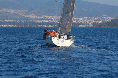 Bodrum, Hindi. 10 Şubat 2019: Yelkenliler Ege Denizi 'nin mavi sularında, ünlü tatil beldesi Bodrum' un kıyılarında rüzgarlı havada yelken açıyorlar..