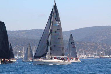 Bodrum, Hindi. 10 Şubat 2019: Yelkenliler Ege Denizi 'nin mavi sularında, ünlü tatil beldesi Bodrum' un kıyılarında rüzgarlı havada yelken açıyorlar..