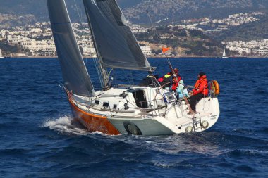 Bodrum, Hindi. 10 Şubat 2019: Yelkenliler Ege Denizi 'nin mavi sularında, ünlü tatil beldesi Bodrum' un kıyılarında rüzgarlı havada yelken açıyorlar..