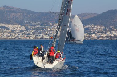 Bodrum, Hindi. 10 Şubat 2019: Yelkenliler Ege Denizi 'nin mavi sularında, ünlü tatil beldesi Bodrum' un kıyılarında rüzgarlı havada yelken açıyorlar..