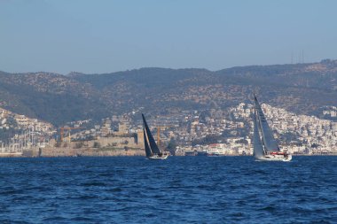 Bodrum, Hindi. 10 Şubat 2019: Yelkenliler Ege Denizi 'nin mavi sularında, ünlü tatil beldesi Bodrum' un kıyılarında rüzgarlı havada yelken açıyorlar..