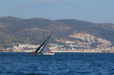 Bodrum, Hindi. 10 Şubat 2019: Yelkenliler Ege Denizi 'nin mavi sularında, ünlü tatil beldesi Bodrum' un kıyılarında rüzgarlı havada yelken açıyorlar..