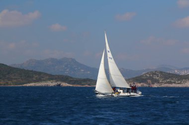 Bodrum, Hindi. 10 Şubat 2019: Yelkenliler Ege Denizi 'nin mavi sularında, ünlü tatil beldesi Bodrum' un kıyılarında rüzgarlı havada yelken açıyorlar..