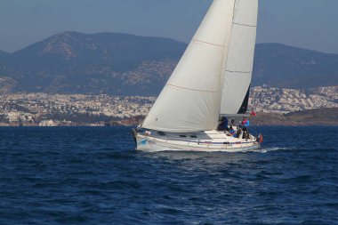 Bodrum, Hindi. 10 Şubat 2019: Yelkenliler Ege Denizi 'nin mavi sularında, ünlü tatil beldesi Bodrum' un kıyılarında rüzgarlı havada yelken açıyorlar..