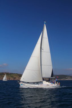 Bodrum, Hindi. 10 Şubat 2019: Yelkenliler Ege Denizi 'nin mavi sularında, ünlü tatil beldesi Bodrum' un kıyılarında rüzgarlı havada yelken açıyorlar..