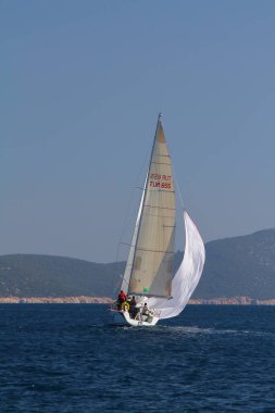 Bodrum, Hindi. 10 Şubat 2019: Yelkenliler Ege Denizi 'nin mavi sularında, ünlü tatil beldesi Bodrum' un kıyılarında rüzgarlı havada yelken açıyorlar..