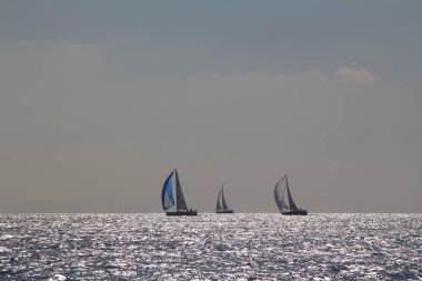 Bodrum, Hindi. 10 Şubat 2019: Yelkenliler Ege Denizi 'nin mavi sularında, ünlü tatil beldesi Bodrum' un kıyılarında rüzgarlı havada yelken açıyorlar..