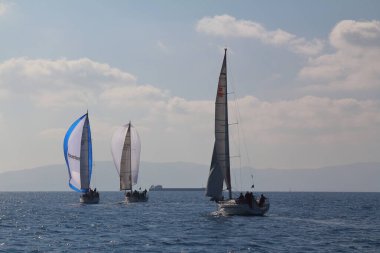 Bodrum, Hindi. 10 Şubat 2019: Yelkenliler Ege Denizi 'nin mavi sularında, ünlü tatil beldesi Bodrum' un kıyılarında rüzgarlı havada yelken açıyorlar..