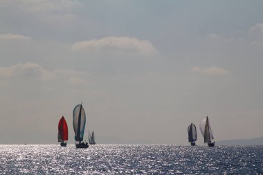 Bodrum, Hindi. 10 Şubat 2019: Yelkenliler Ege Denizi 'nin mavi sularında, ünlü tatil beldesi Bodrum' un kıyılarında rüzgarlı havada yelken açıyorlar..