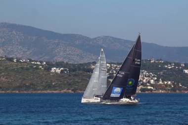 Bodrum, Hindi. 10 Şubat 2019: Yelkenliler Ege Denizi 'nin mavi sularında, ünlü tatil beldesi Bodrum' un kıyılarında rüzgarlı havada yelken açıyorlar..