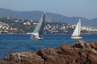Bodrum, Hindi. 10 Şubat 2019: Yelkenliler Ege Denizi 'nin mavi sularında, ünlü tatil beldesi Bodrum' un kıyılarında rüzgarlı havada yelken açıyorlar..
