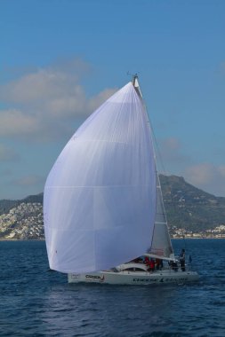 Bodrum, Hindi. 10 Şubat 2019: Yelkenliler Ege Denizi 'nin mavi sularında, ünlü tatil beldesi Bodrum' un kıyılarında rüzgarlı havada yelken açıyorlar..