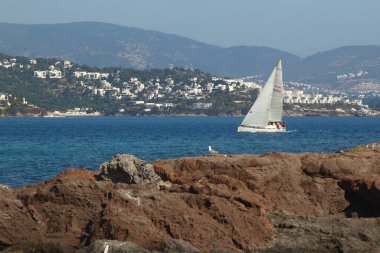 Bodrum, Hindi. 10 Şubat 2019: Yelkenliler Ege Denizi 'nin mavi sularında, ünlü tatil beldesi Bodrum' un kıyılarında rüzgarlı havada yelken açıyorlar..