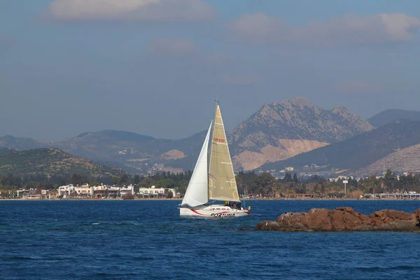 Bodrum, Hindi. 10 Şubat 2019: Yelkenliler Ege Denizi 'nin mavi sularında, ünlü tatil beldesi Bodrum' un kıyılarında rüzgarlı havada yelken açıyorlar..