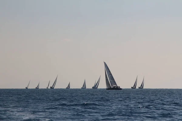 Navegando Iates Navio Com Velas Brancas Corrida Regata Mar Aberto — Fotografia de Stock