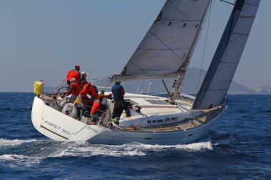 Bodrum, Hindi. 23 Mart 2019: Yelkenliler Ege Denizi 'nin mavi sularında, ünlü tatil beldesi Bodrum' un kıyılarında rüzgarlı havada yelken açıyorlar..