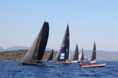 Bodrum, Hindi. 23 Mart 2019: Yelkenliler Ege Denizi 'nin mavi sularında, ünlü tatil beldesi Bodrum' un kıyılarında rüzgarlı havada yelken açıyorlar..