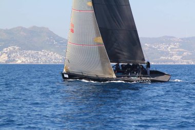 Bodrum, Hindi. 23 Mart 2019: Yelkenliler Ege Denizi 'nin mavi sularında, ünlü tatil beldesi Bodrum' un kıyılarında rüzgarlı havada yelken açıyorlar..