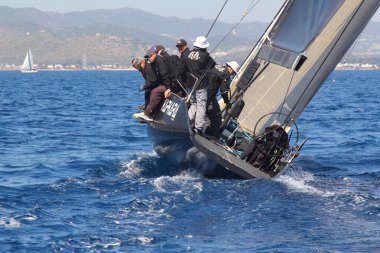 Bodrum, Hindi. 23 Mart 2019: Yelkenliler Ege Denizi 'nin mavi sularında, ünlü tatil beldesi Bodrum' un kıyılarında rüzgarlı havada yelken açıyorlar..