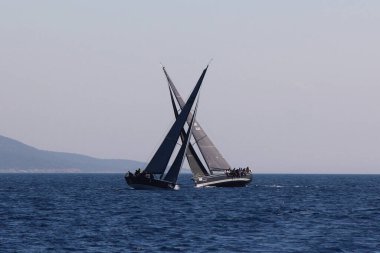 Bodrum, Hindi. 23 Mart 2019: Yelkenliler Ege Denizi 'nin mavi sularında, ünlü tatil beldesi Bodrum' un kıyılarında rüzgarlı havada yelken açıyorlar..