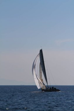 Bodrum, Hindi. 23 Mart 2019: Yelkenliler Ege Denizi 'nin mavi sularında, ünlü tatil beldesi Bodrum' un kıyılarında rüzgarlı havada yelken açıyorlar..