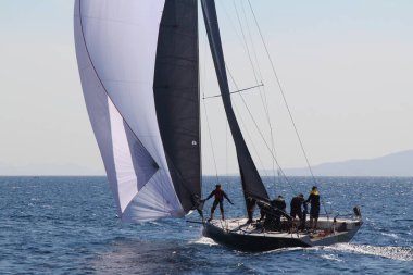 Bodrum, Hindi. 23 Mart 2019: Yelkenliler Ege Denizi 'nin mavi sularında, ünlü tatil beldesi Bodrum' un kıyılarında rüzgarlı havada yelken açıyorlar..