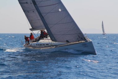 Bodrum, Hindi. 23 Mart 2019: Yelkenliler Ege Denizi 'nin mavi sularında, ünlü tatil beldesi Bodrum' un kıyılarında rüzgarlı havada yelken açıyorlar..