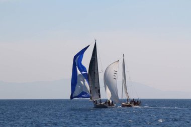 Bodrum, Hindi. 23 Mart 2019: Yelkenliler Ege Denizi 'nin mavi sularında, ünlü tatil beldesi Bodrum' un kıyılarında rüzgarlı havada yelken açıyorlar..