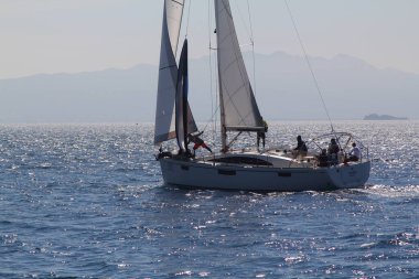 Bodrum, Hindi. 23 Mart 2019: Yelkenliler Ege Denizi 'nin mavi sularında, ünlü tatil beldesi Bodrum' un kıyılarında rüzgarlı havada yelken açıyorlar..