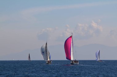 Bodrum, Hindi. 23 Mart 2019: Yelkenliler Ege Denizi 'nin mavi sularında, ünlü tatil beldesi Bodrum' un kıyılarında rüzgarlı havada yelken açıyorlar..