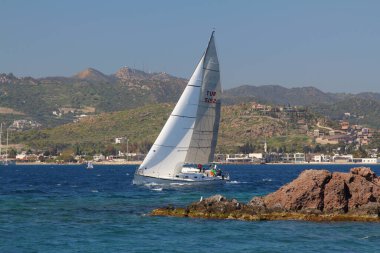 Bodrum, Hindi. 23 Mart 2019: Yelkenliler Ege Denizi 'nin mavi sularında, ünlü tatil beldesi Bodrum' un kıyılarında rüzgarlı havada yelken açıyorlar..