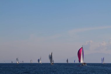 Bodrum, Hindi. 23 Mart 2019: Yelkenliler Ege Denizi 'nin mavi sularında, ünlü tatil beldesi Bodrum' un kıyılarında rüzgarlı havada yelken açıyorlar..