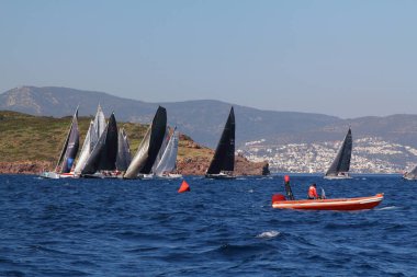 Bodrum, Hindi. 23 Mart 2019: Yelkenliler Ege Denizi 'nin mavi sularında, ünlü tatil beldesi Bodrum' un kıyılarında rüzgarlı havada yelken açıyorlar..