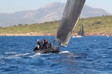 Bodrum, Hindi. 23 Mart 2019: Yelkenliler Ege Denizi 'nin mavi sularında, ünlü tatil beldesi Bodrum' un kıyılarında rüzgarlı havada yelken açıyorlar..