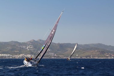 Bodrum, Hindi. 23 Mart 2019: Yelkenliler Ege Denizi 'nin mavi sularında, ünlü tatil beldesi Bodrum' un kıyılarında rüzgarlı havada yelken açıyorlar..