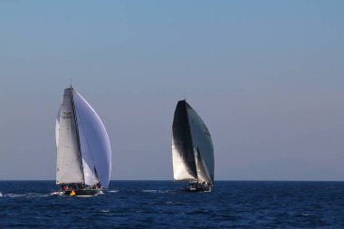 Bodrum, Hindi. 23 Mart 2019: Yelkenliler Ege Denizi 'nin mavi sularında, ünlü tatil beldesi Bodrum' un kıyılarında rüzgarlı havada yelken açıyorlar..