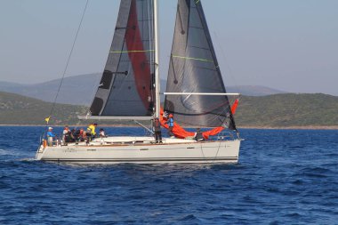 Bodrum, Hindi. 23 Mart 2019: Yelkenliler Ege Denizi 'nin mavi sularında, ünlü tatil beldesi Bodrum' un kıyılarında rüzgarlı havada yelken açıyorlar..