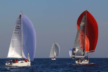 Bodrum, Hindi. 23 Mart 2019: Yelkenliler Ege Denizi 'nin mavi sularında, ünlü tatil beldesi Bodrum' un kıyılarında rüzgarlı havada yelken açıyorlar..
