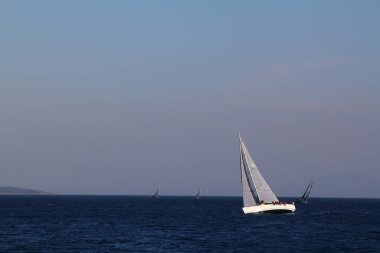 Bodrum, Hindi. 23 Mart 2019: Yelkenliler Ege Denizi 'nin mavi sularında, ünlü tatil beldesi Bodrum' un kıyılarında rüzgarlı havada yelken açıyorlar..