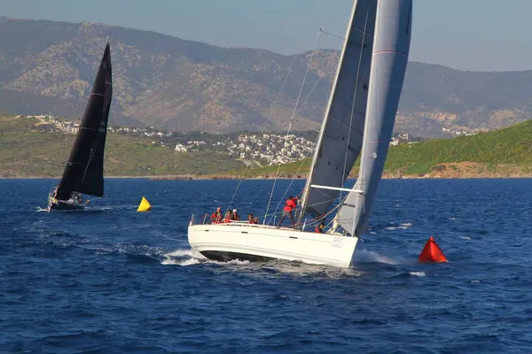 土耳其 Bodrum 2019年3月23日 帆船在爱琴海蓝色水域的大风天气中航行 该水域位于著名度假目的地波鼓市的海岸 — 图库照片