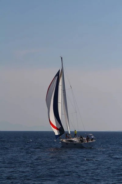ボドルム トルコ 2019年3月23日 セイルボートは 有名な休日の目的地ボドルムの海岸で エーゲ海の青い海で風の強い天候で航海する — ストック写真
